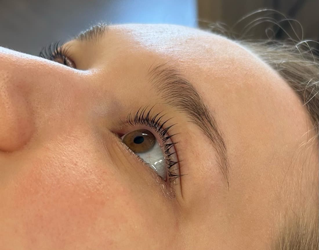 Close-up van een oog met gelifte wimpers, direct na een lashlift bij RV Beauty