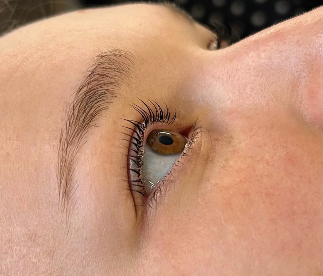 Close-up van een oog met gelifte en getinte wimpers bij RV Beauty