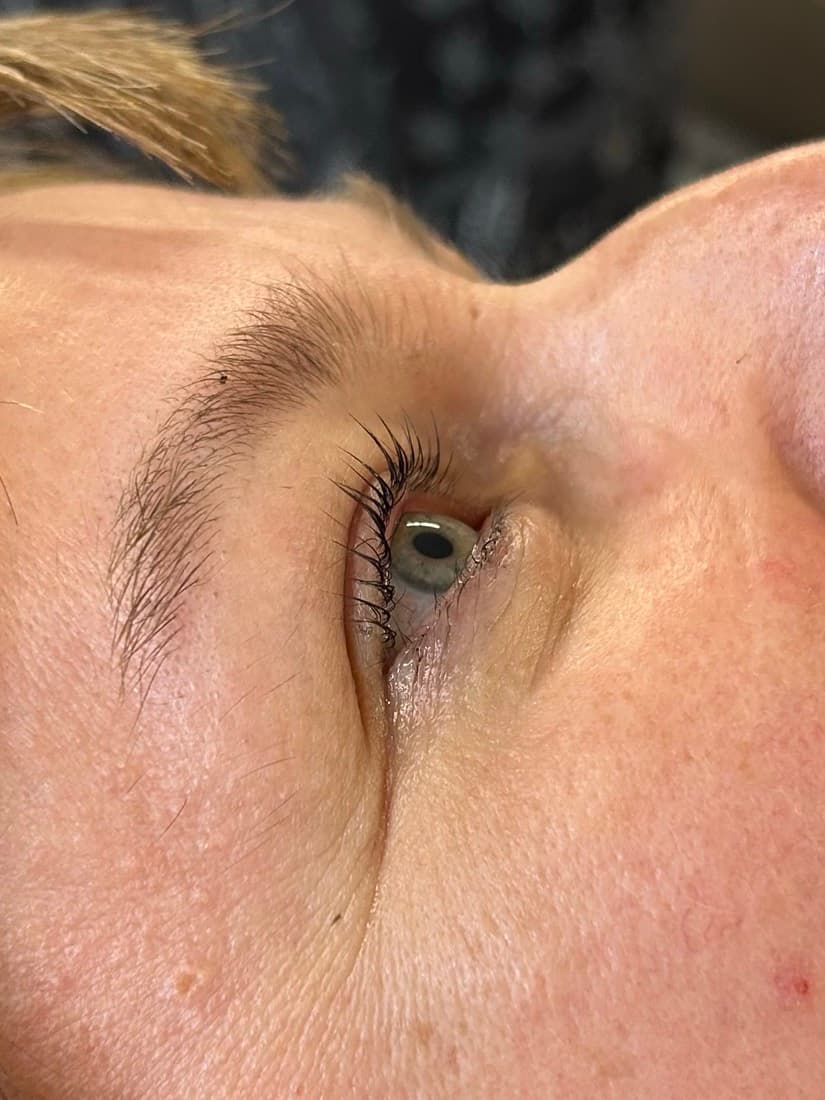 Close-up van een oog met natuurlijk gelifte wimpers bij RV Beauty